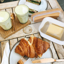 Lade das Bild in den Galerie-Viewer, Butterdose Keramik mit Holzdeckel , 250g Butter Aufbewahrung , Butterbox Porzellan vintage (Weiß)
